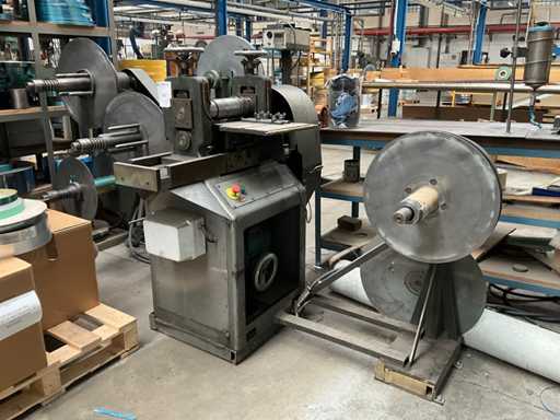 Decoiler with cutting function