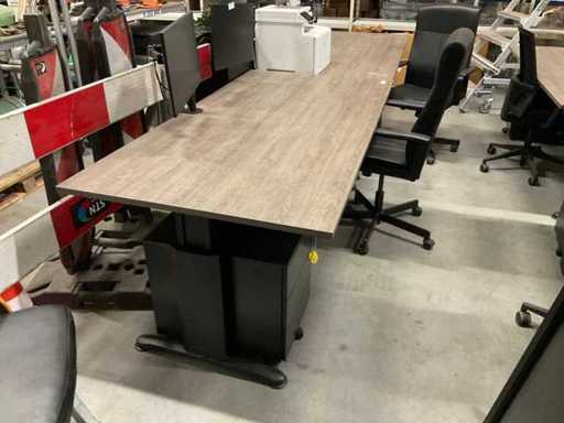 Bureau met stoel en ladenblok (2x)