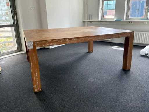 Kantinentisch
