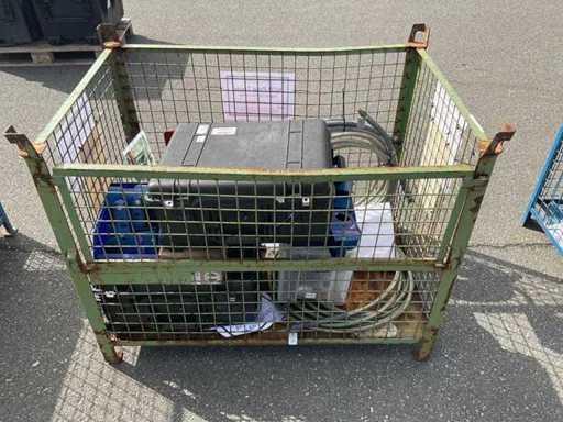 Palé mixto con diversas herramientas y accesorios