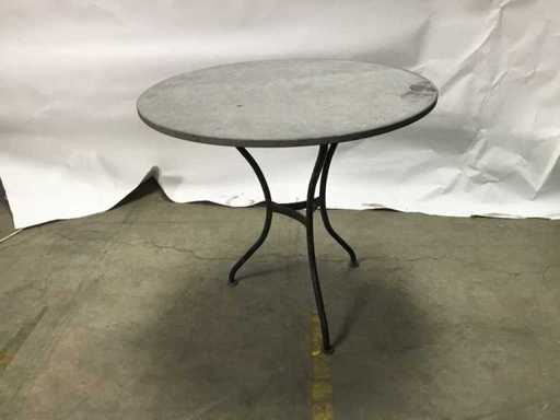 Betonowy stół na okrągłym patio