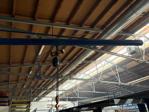 Column jib crane on air