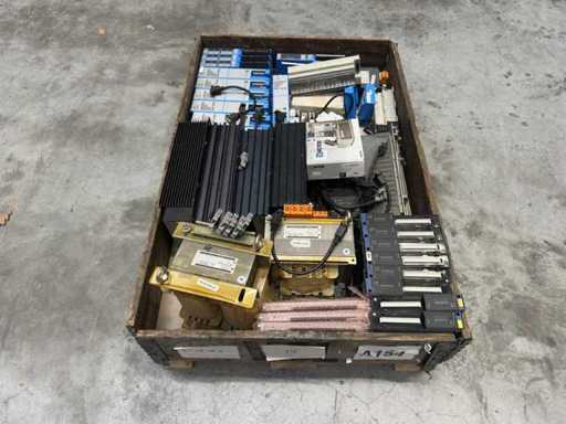 Partia przemysłowych komponentów PLC i automatyzacji – w tym zasilacze, moduły I/O oraz transformatory