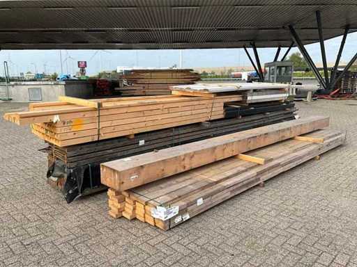 Beaucoup de bois de construction