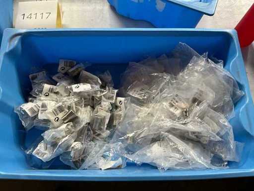 Série de divers boutons de meubles en métal