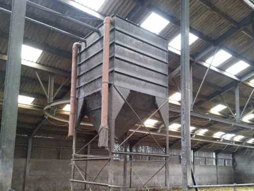 Double concentrate feeder silo