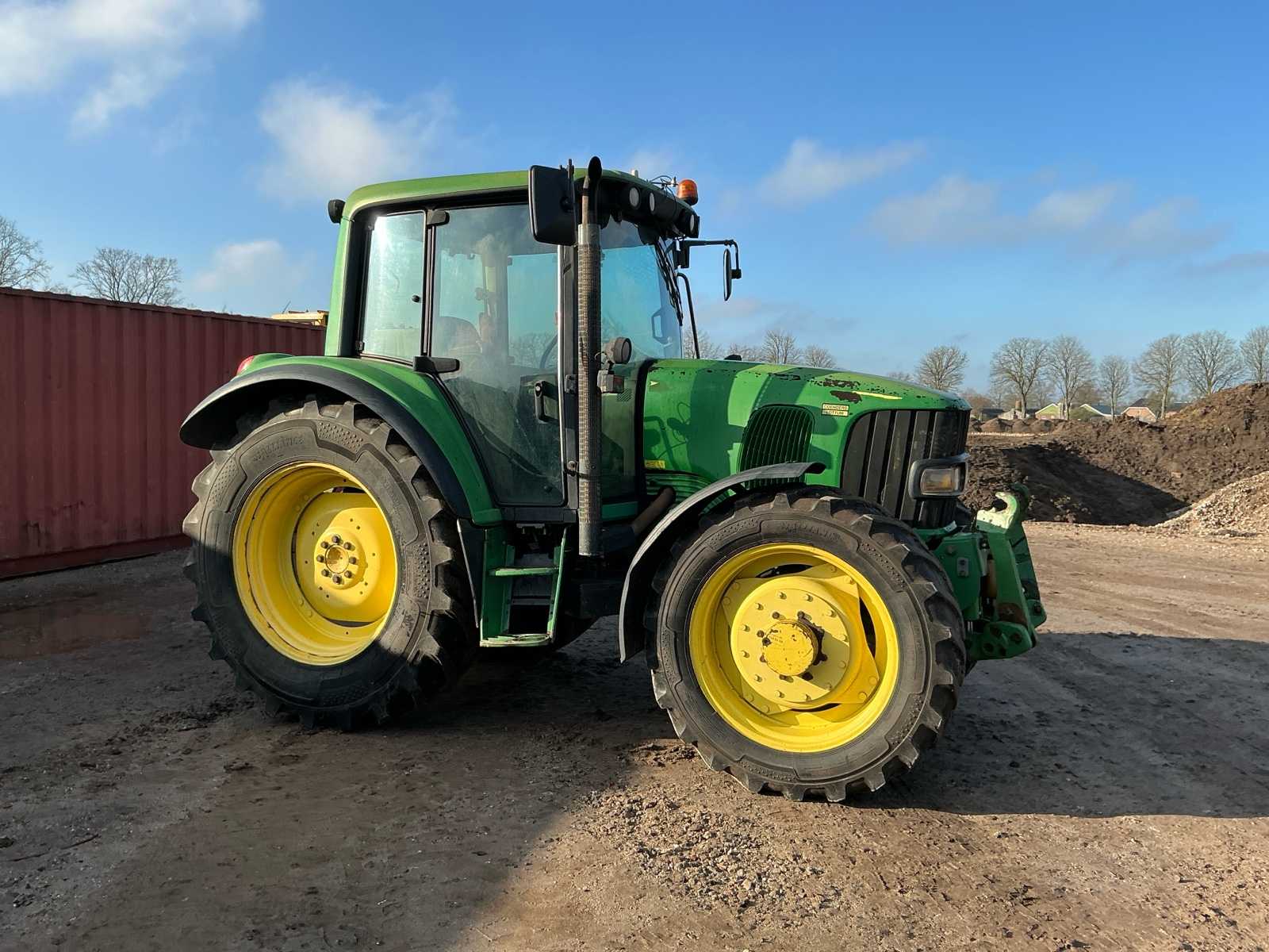 John Deere 6220 landbouwtractor met vierwielaandrijving uit 2006