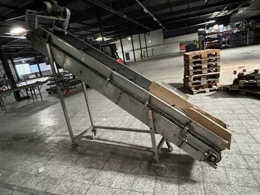 Nastro trasportatore con borchie