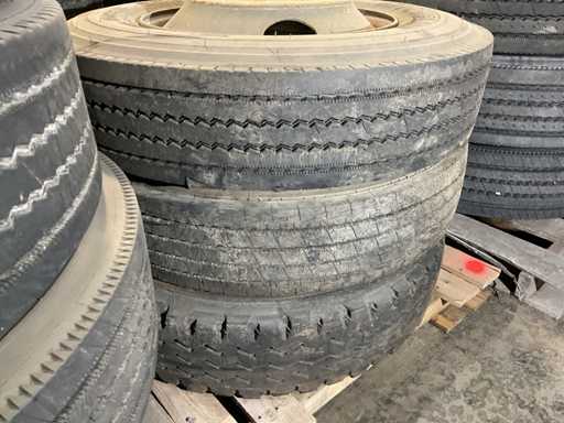 Pneus différents (3x)