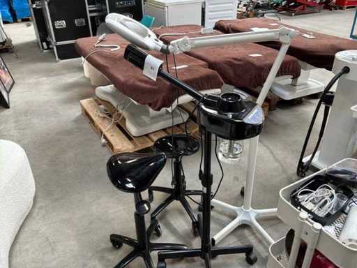 Esthetische stoomtoestel en loeplamp