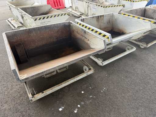   2 tipping containers