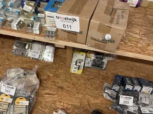 10 boîtes de clous en planche de construction