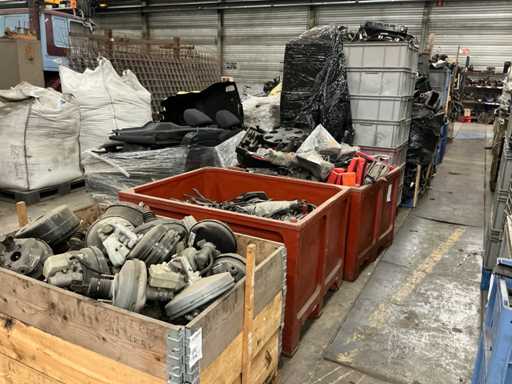 Batch of Mercedes-Benz auto parts