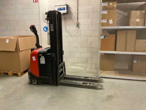 2005 BT SPE125L Stacker