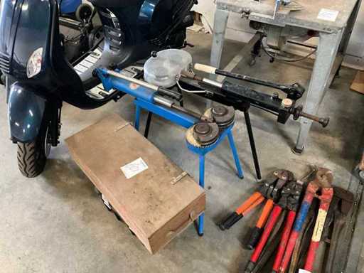 Batch of steel wire ropes tensioning tools