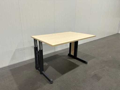 1x Biurko z drewnianym blatem