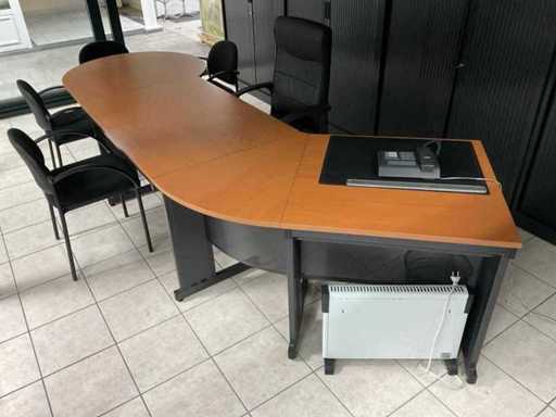 Desk with meeting piece and chairs