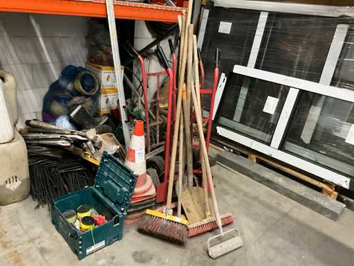 Batch of various contractor materials