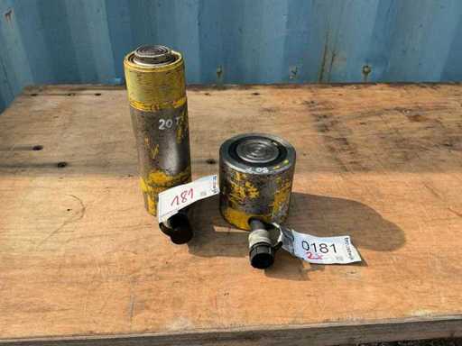 Hydraulic ram (2x)