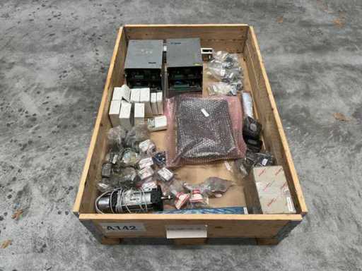 Lenze - Partia napędów przemysłowych i komponentów pneumatycznych Festo