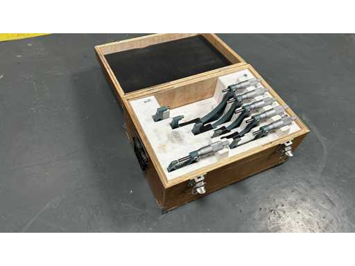 Mikrometr MITUTOYO w drewnianym pudełku