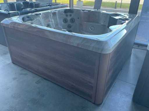 Belle & Moi Selkirk Jacuzzi