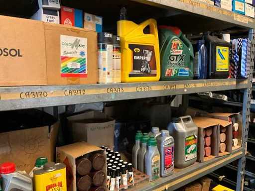 Conținutul rack-ului, inclusiv materiale auto, lubrifianți și vopsea