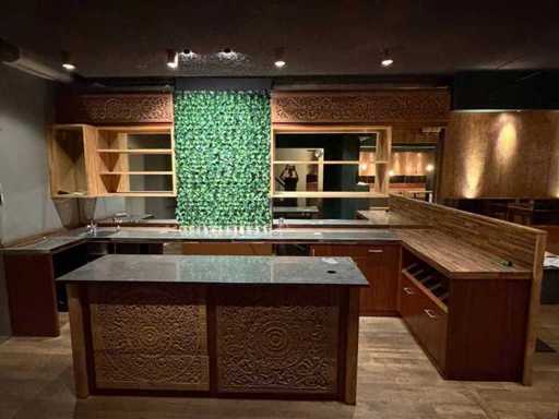 Mobilier de bar avec mur végétal