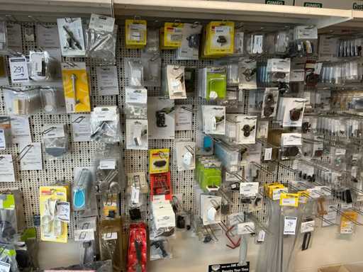 Un lot de piese pentru uși de dulapuri, mânere și încuietori