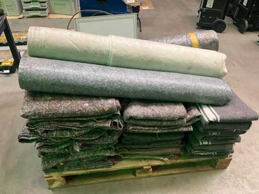 Pallet with various moving blankets and cloths (35 pieces)