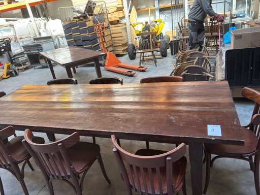 Table de café colonial avec 8 chaises