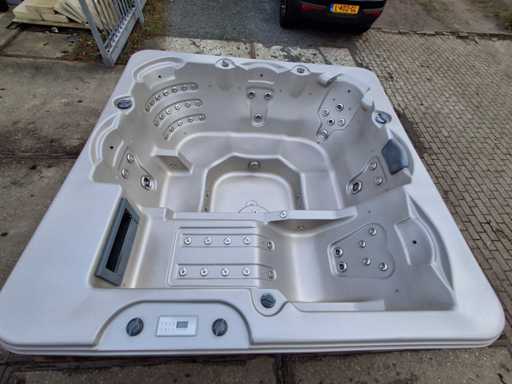 4 season 6 person Jacuzzi and outdoor spa