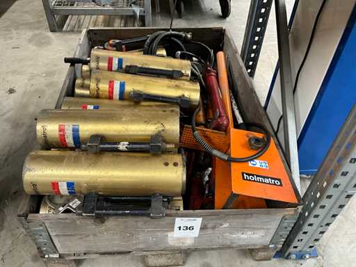 Holmatro-Zylinder und -pumpen