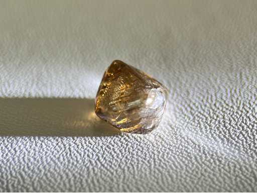 Diamant brut, octaedru de 5,55 carate