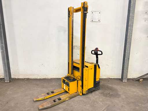 Camión apilador eléctrico JUNGHEINRICH