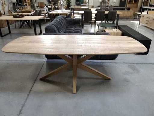 Dänischer ovaler Mangotisch