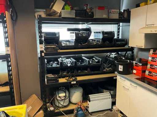 Magazijnstelling met inhoud bevestigingsmaterialen