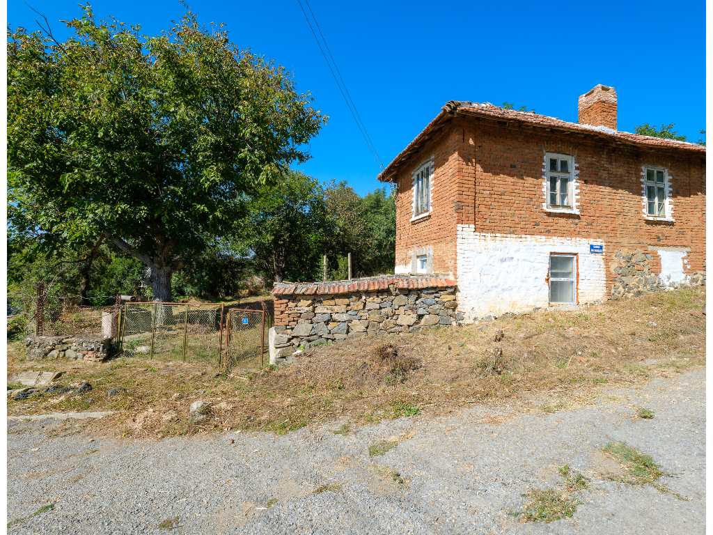 Two-storey house with 1,000 m2 of land in Lalkovo, Elhovo - Bulgaria