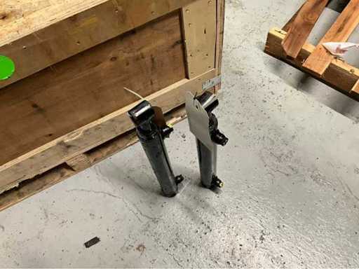 Hydraulic cylinder (2x)