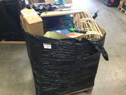 Palet cu articole de uz casnic ?i de gr?din?.