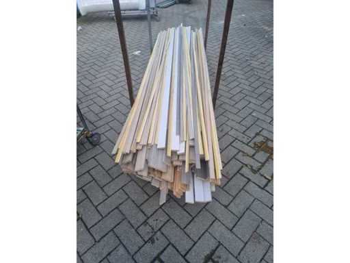 Faites des plinthes collantes (mélange de lot pour finir les sols)