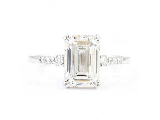 Anello in oro bianco 14 carati con 3,06 carati diamante.