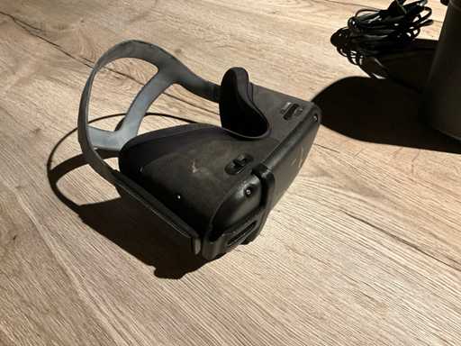 Various defective VR sets and parts