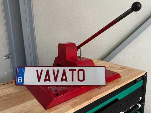 Machine à perforer les plaques d’immatriculation Superplaque