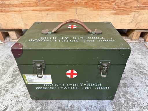 Drewniane pudełko z resuscytatorem