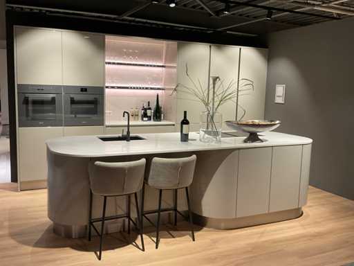 Schüller Gala Eiland showroomkeuken met kastenwand en coffeecorner