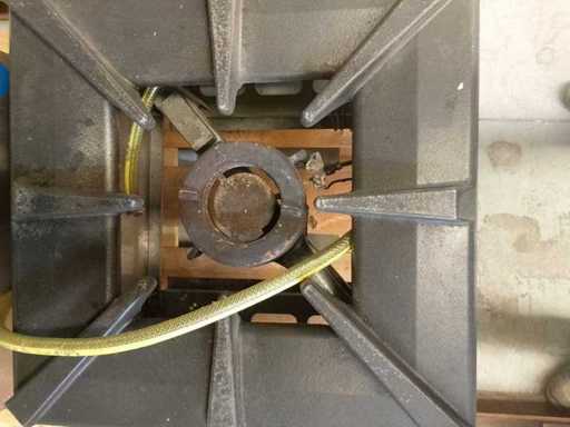 MBM bodenmontierter Gasherd mit gusseisernem Gitter