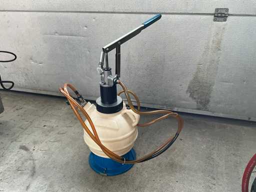 Getriebeöleinfüllstutzen mit Handpumpe