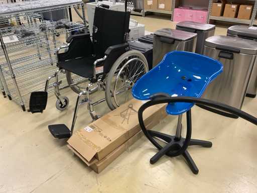 Scaun cu rotile, chiuvetă și scaun