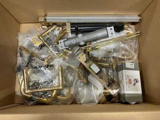 Diverses charnières et serrures en laiton